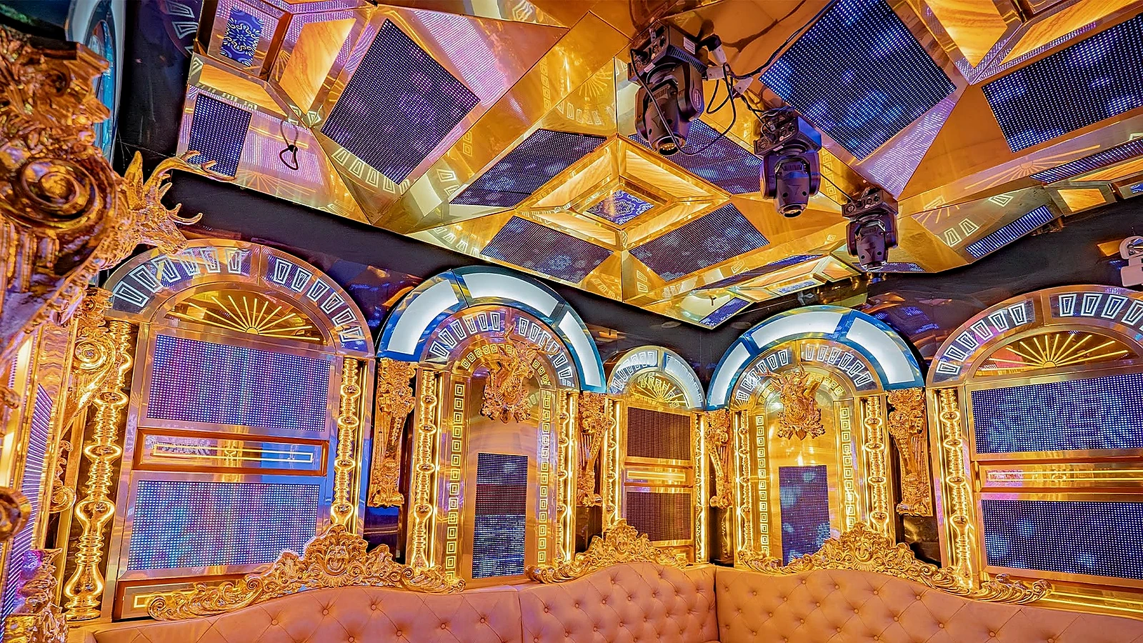 Phòng karaoke với vòm vàng cổ điển